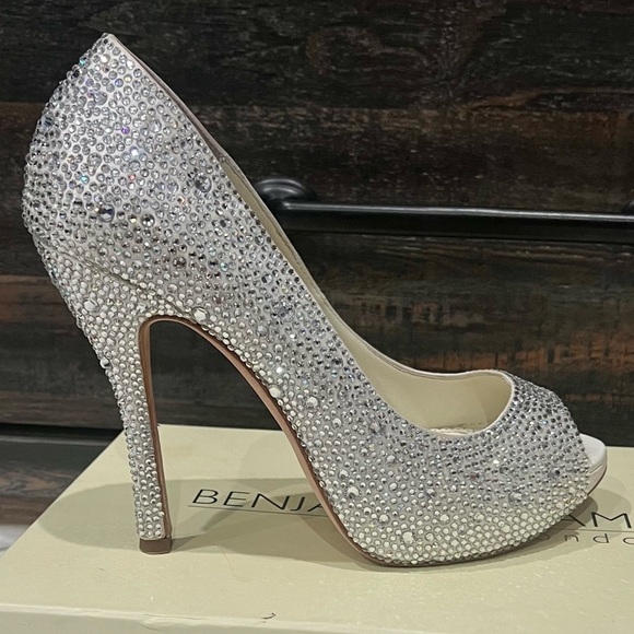 BENJAMIN ADAMS LONDON Charley Ivory Duchesse Silk size 9.5 - Picture 7 of 10